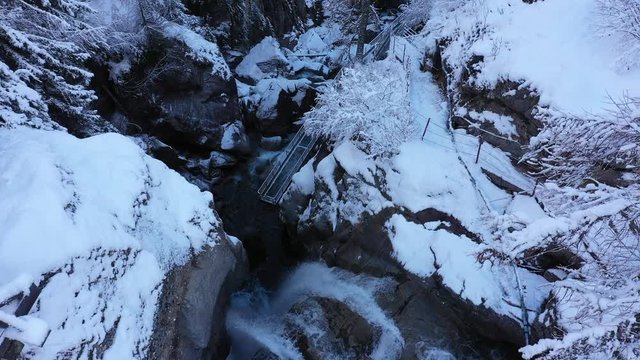 Vue a&eacute;rienne par drone de la cascade du Buet en hiver, Chamonix, France