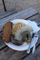 Schlachtschüssel Bauch Leberwurst Sauerkraut Brot