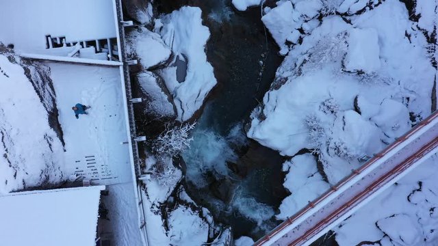 Vue a&eacute;rienne par drone de la cascade du Buet en hiver, Chamonix, France