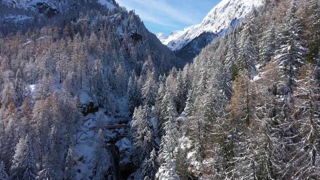 Vue a&eacute;rienne par drone de la cascade du Buet en hiver, Chamonix, France