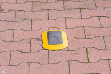 ein Sensor auf einem Parkplatz vor einem Discounter