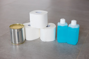 Stillleben mit Konserve, Klopapier und Desinfektionsmittel