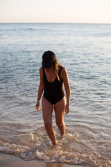 Mujer joven vestida de verano disfrutando de la playa del Mediterráneo en cadiz