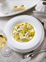 plato con merluza cocinada y patatas, en salsa verde.