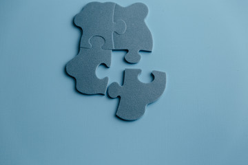 Obraz premium Colored pieces of dust on a blue background. Copy space