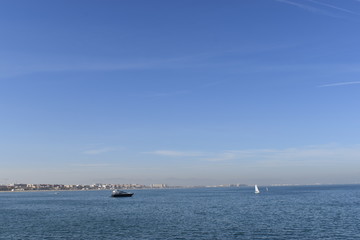 Obraz premium The waters of the port with yachts and city