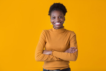 Obraz premium beautiful young african woman on yellow background