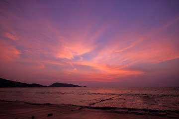 Obraz premium Ocean shore in purple sunset. Twilight.