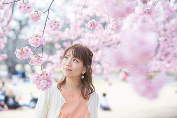 Obraz na płótnie Canvas 桜の木の下で撮るポートレート
