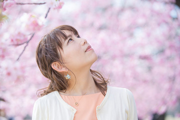 Fototapeta premium 桜の木の下で撮るポートレート