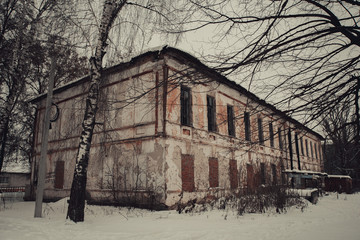 School abandoned in the city