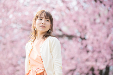 Fototapeta premium 桜の木の下で撮るポートレート