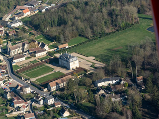 Fototapeta na wymiar vue aérienne du château de Guiry-en-Vexin dans le Val d'Oise en France