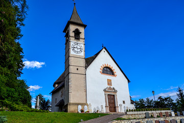 Fototapeta na wymiar chiesa di montagna con campanile 
