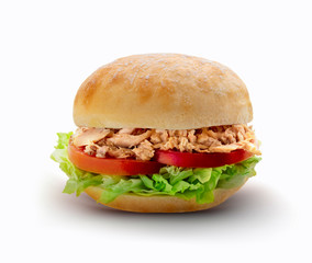 hamburguesa de atún de cerca sobre fondo blanco. tuna burger close up on white background.