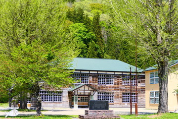 新緑の小学校。喰丸、昭和、福島、日本。5月中旬。