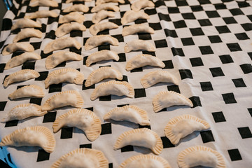 Obraz premium Making homemade dumplings with meat