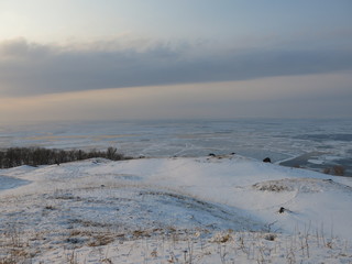知床五湖の一湖近くの丘の上から見たオホーツク海の流氷（冬の知床五湖エコツアー参加中に撮影したもの）