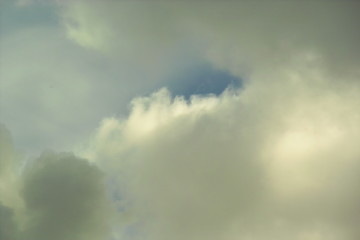Fototapeta na wymiar Bedeckter grauer, gelber, und weißer heller Wolken Himmel 
