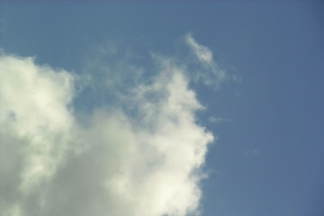 Bedeckter grauer, gelber, und weißer heller Wolken Himmel 