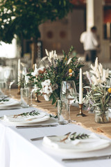 Table setting and decoration for a ceremony or celebration.