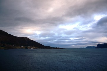 Fototapeta na wymiar Navigation de l’Express Côtier Hurtigruten de Bergen vers Alesund (Norvège)