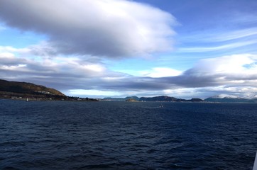 Fototapeta premium Navigation de l’Express Côtier Hurtigruten de Bergen vers Alesund (Norvège)