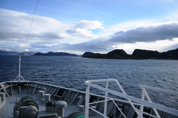 Navigation  de l’Express Côtier Hurtigruten  de Bergen vers Alesund (Norvège)