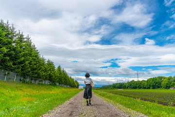 Obraz premium Young asian girl walking on a country road in sunny day