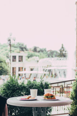 Obraz premium Beautiful breakfast in a city cafe with great views.