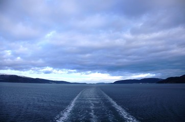 Navigation  de l’Express Côtier Hurtigruten  vers Trondheim (Norvège)