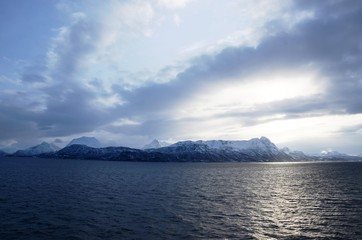 Navigation  de l’Express Côtier Hurtigruten  vers Tromso (Norvège)