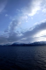 Navigation  de l’Express Côtier Hurtigruten  vers Tromso (Norvège)