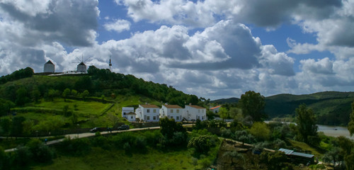 Fototapeta na wymiar Molinos de viento tradicionales y casas blancas en Sanlúcar de Guadiana (España).