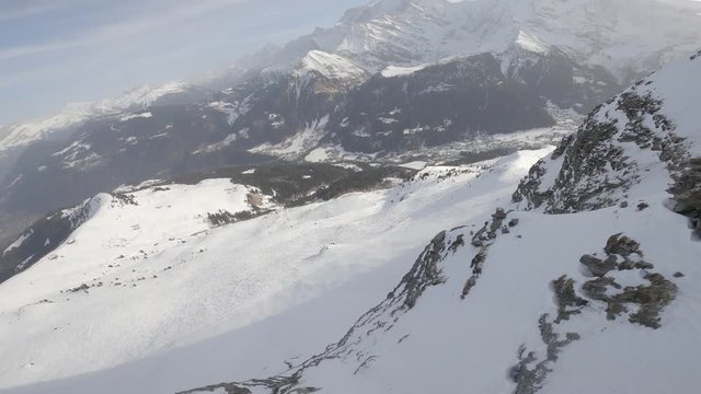 Vue aérienne en drone fpv de la descente rapide d'une montagne, Saint Gervais les Bains, France