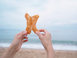 Fototapeta na wymiar hand holding a starfish on the beach