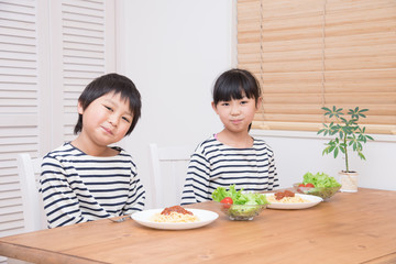 パスタを食べる子供