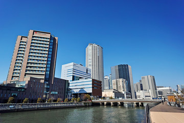 Fototapeta na wymiar 大阪 ほたるまちの高層ビルと堂島川