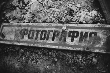 sign with the text photograph on the floor in stones and dust