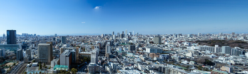 Fototapeta premium 青空を背景に文京区から見た新宿池袋方面のパノラマ風景