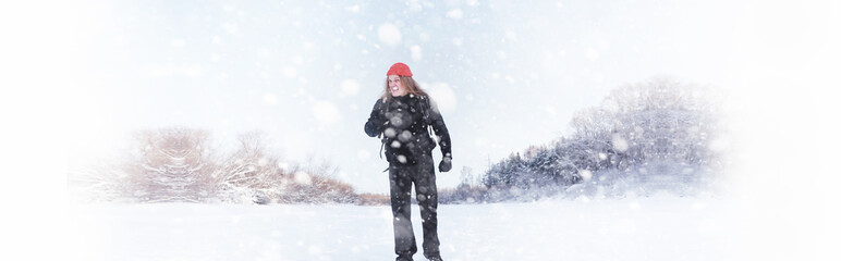 Obraz premium A man travels with a backpack. Winter hike in the forest. Tourist on a walk in the winter in the park.