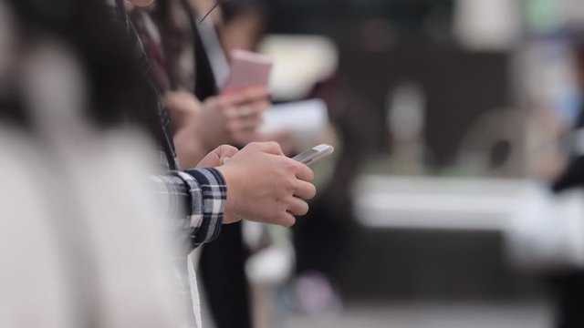 スマホを操作する若い女性の手元