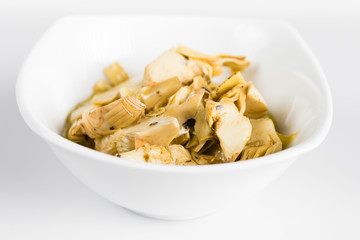 Carciofini grigliati su sfondo bianco