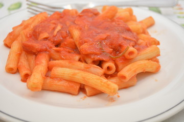 piatto di pasta al sugo di tonno cibo italiano