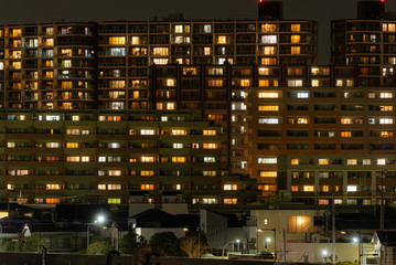 夜のマンション