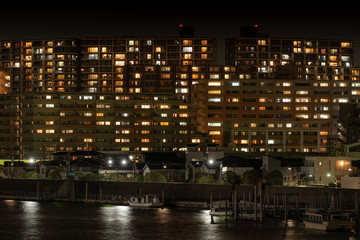 夜のマンション