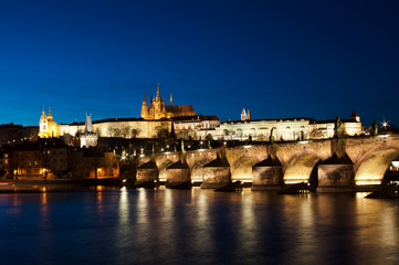 Fototapeta na wymiar Charles Bridge and Prague Castle at night