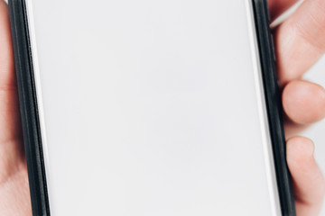 Primo piano di mano che mostra schermo vuoto di smartphone - sfondo bianco