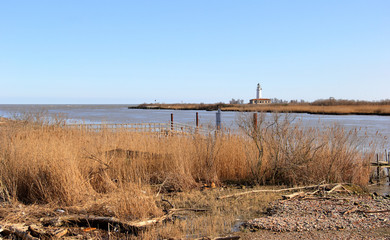 Foce del fiume Po di Goro. Sullo sfondo il faro di Gorino si affaccia sul mare adriatico. Parco...
