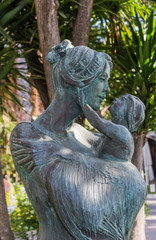 Mother and little child statue